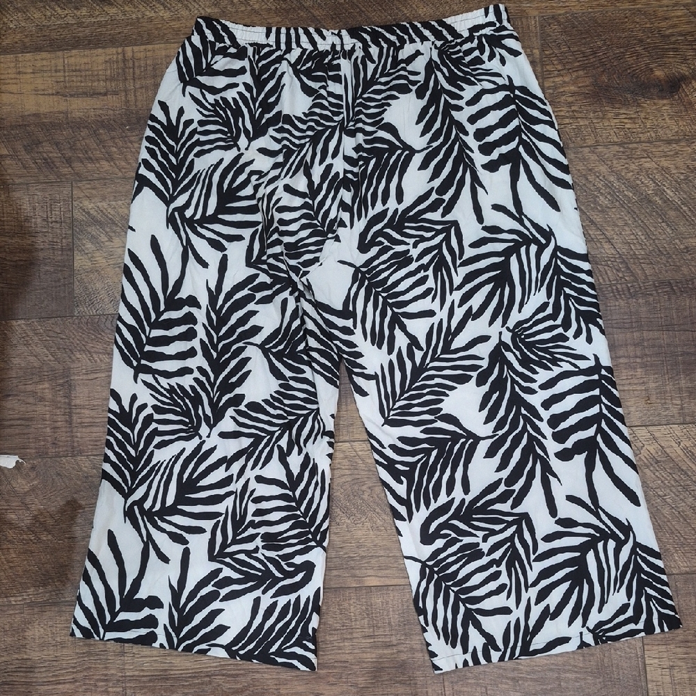 Women's Size 4X Wide Leg Lightweight Elastic Waist Palm Leaf Capri